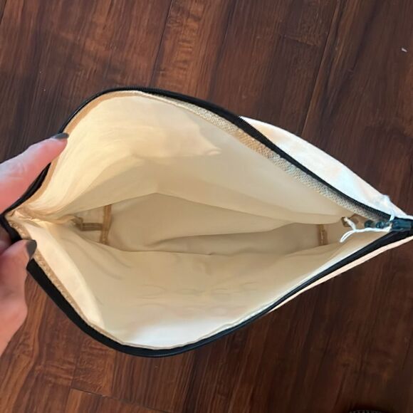 7” x 12” Large Travel Pouch - Hand Embroidered - Brand New NWT - Zipper Pouch - Picture 2 of 3